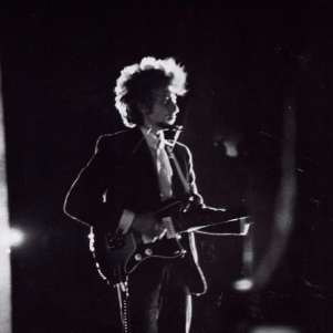 'Play it fucking loud.' Dylan heckled by fans in Manchester: Watch